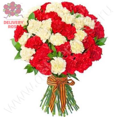 55 красных и белых гвоздик